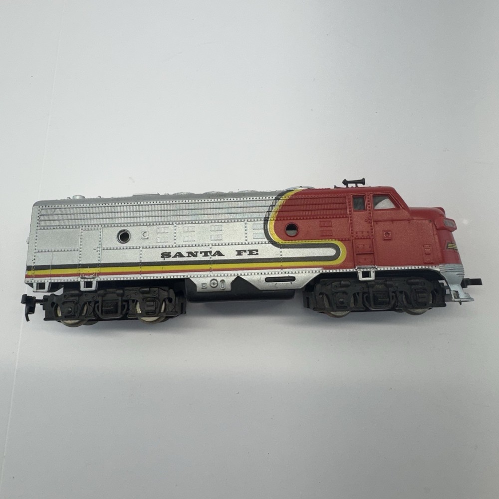 VINTAGE PLAYART HO SCALE SANTA FE DIESEL LOCOMOTIVE MADE IN HONG KONG untested