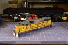 HO SHELL modified Union Pacific 53 cab/eyebrow insert, metal railings, horns NHV