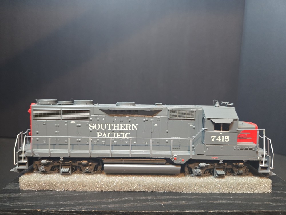 Athearn Ho Scale Southern Pacific GP35 Locomotive 7415 See Details & Pictures!