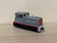 Model Power HO Scale Southern Pacific DDT Switcher #672 Diesel Locomotive