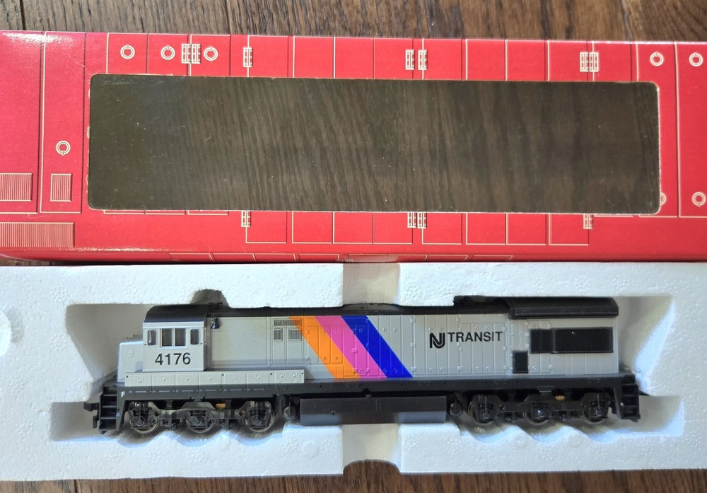 ATLAS HO SCALE LOCOMOTIVE U34CH N.J. Transit Road #4176 No.8549 (C7)