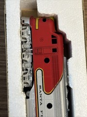 Model Power HO Scale EMD E9 Diesel Locomotive Santa Fe Warbonnet