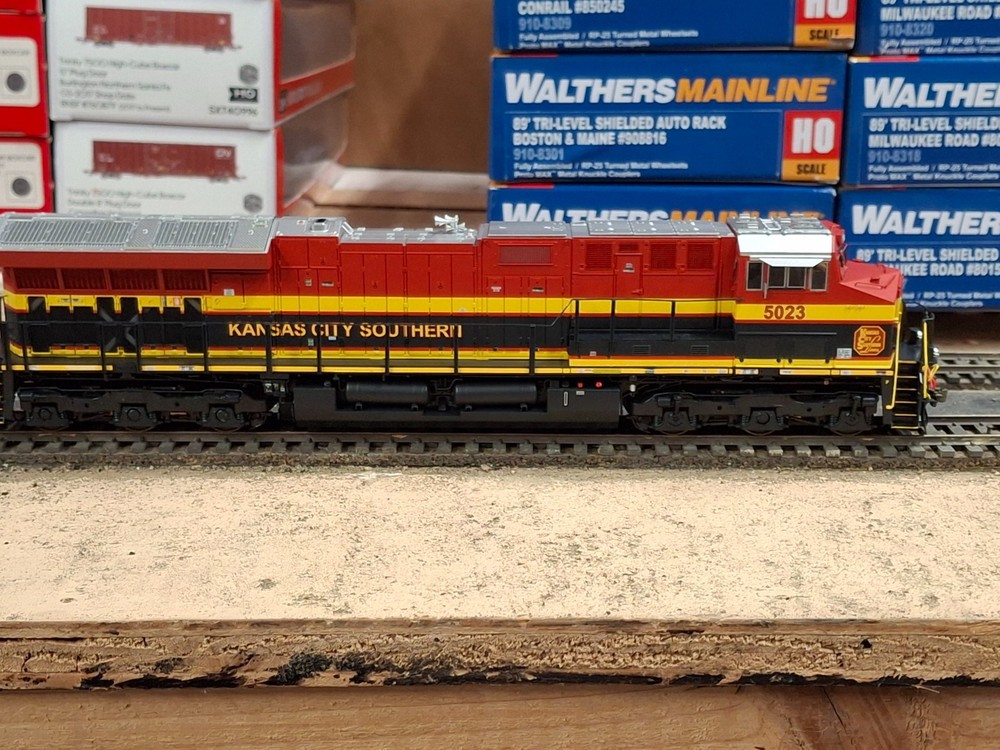 Scale Trains Rivet Counter DCC/Sound HO Scale GE ET44AC – KCS 5023