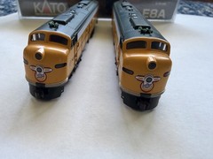 🚂 KATO N SCALE CHICAGO & NORTHWESTERN CNW EMD E8 DIESEL LOCO PAIR 5021A 5021B