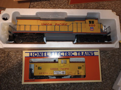 Lionel Union Pacific Dash-8 40C Engine (6-18205) and Caboose (6-19706) FREE Ship