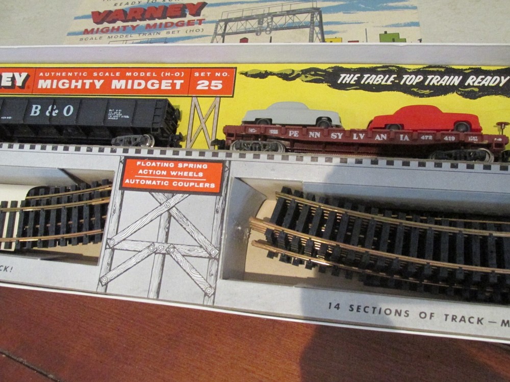 VARNEY HO No. 25 MIGHTY MIDGET TRAIN SET LOCOMOTIVE & FREIGHT CARS 1957 MIB