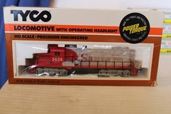 HO Scale Tyco GP20 Diesel Locomotive Santa Fe War Bonnet #5628 Red & Silver