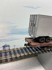 HO GAUGE ~ 85′ FLAT CAR WITH 2 SANTA FE TRAILERS ~ KADEE COUPLERS