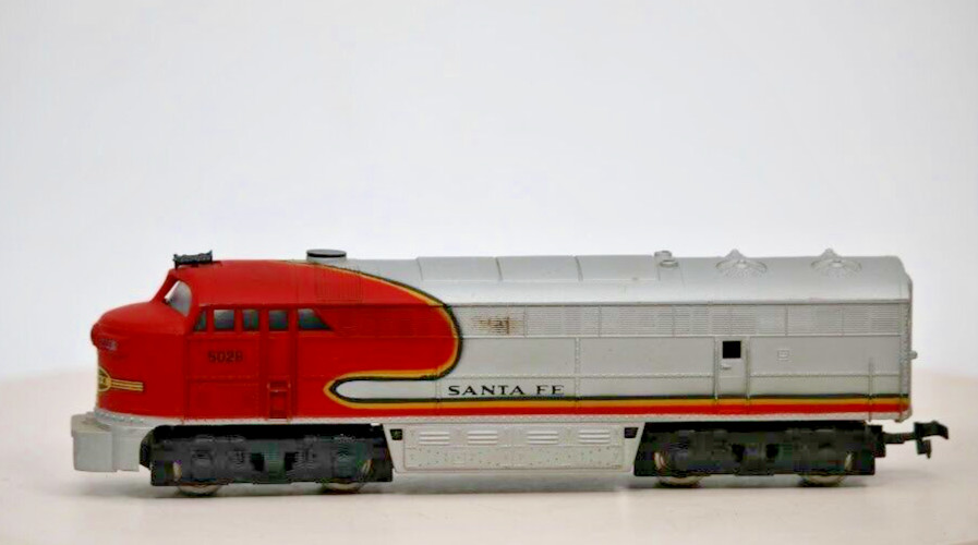 HO Scale Tempo Santa Fe Train # 5028 *Tested And Running* 1:87 Gauge Red Silver