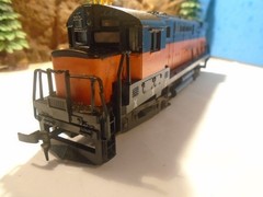 HO BLACK & ORANGE GP 40 DIESEL LOCOMOTIVE No 807, TRACK TESTED 5-85-3-5