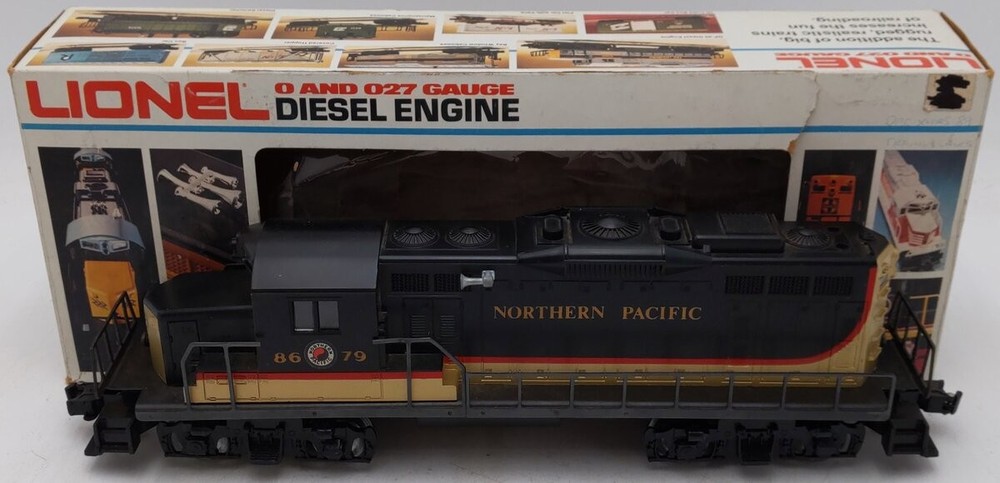 Lionel 6-8679 O Gauge Northern Pacific GP-20 Diesel Locomotive/Box