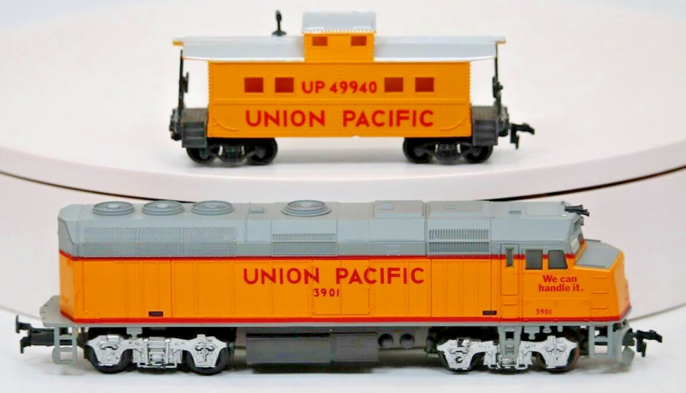 Life-Like HO Union Pacific Diesel Locomotive #3901 + Caboose #UP 49940 Tested