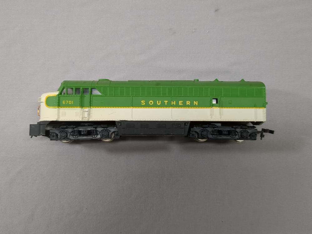 HO scale Tempo SOUTHERN Ry Diesel Locomotive SOU 6701 Tested ~ read