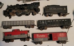 MARX Lionel Engine #1110 w/ 3 Freight Cars & Caboose; VTG; All Tin; See Desc.;