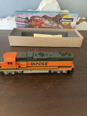 Athearn 4619 GP38-2 Powered BNSF – Green Orange 2099 HO NOS