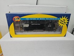 Athearn HO 94163 Penn Central GP35 2370 DC ONLY NO SOUND NEW.