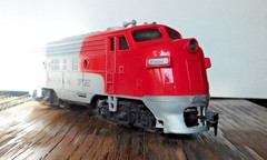 Model Power F7 Diesel Locomotive ~ SANTA FE ~ Traction Wheels Rd# 307 – HO