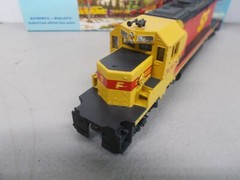 ATHEARN # 4413 ~ SANTA FE (REPAINT) SD40-2 POWERED LOCOMOTIVE # 5068~HO SCALE