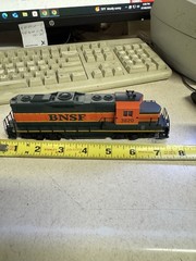 walthers Diecast Train Engine BNSF 3820 Runs With Lights Gp9m HO