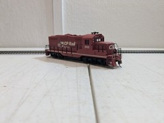Walthers TrainLine 931-114 – CP Rail #1522 GP9 Diesel Locomotive – DC – HO Scale