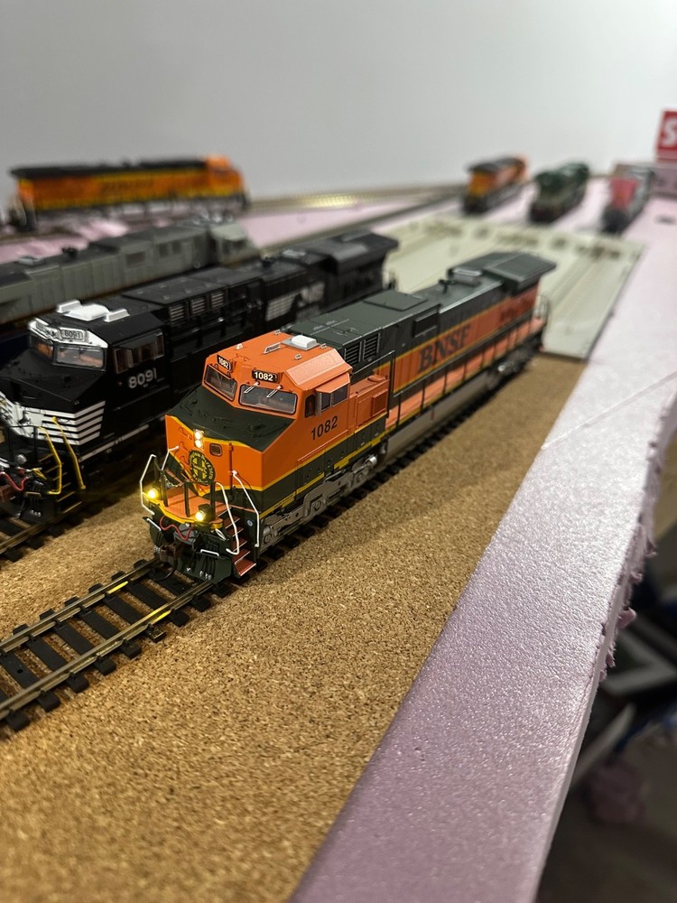 Athearn Genesis BNSF C44-9W #1082, BNSF H1 Paint Scheme, DCC & Sound Tsunami 2