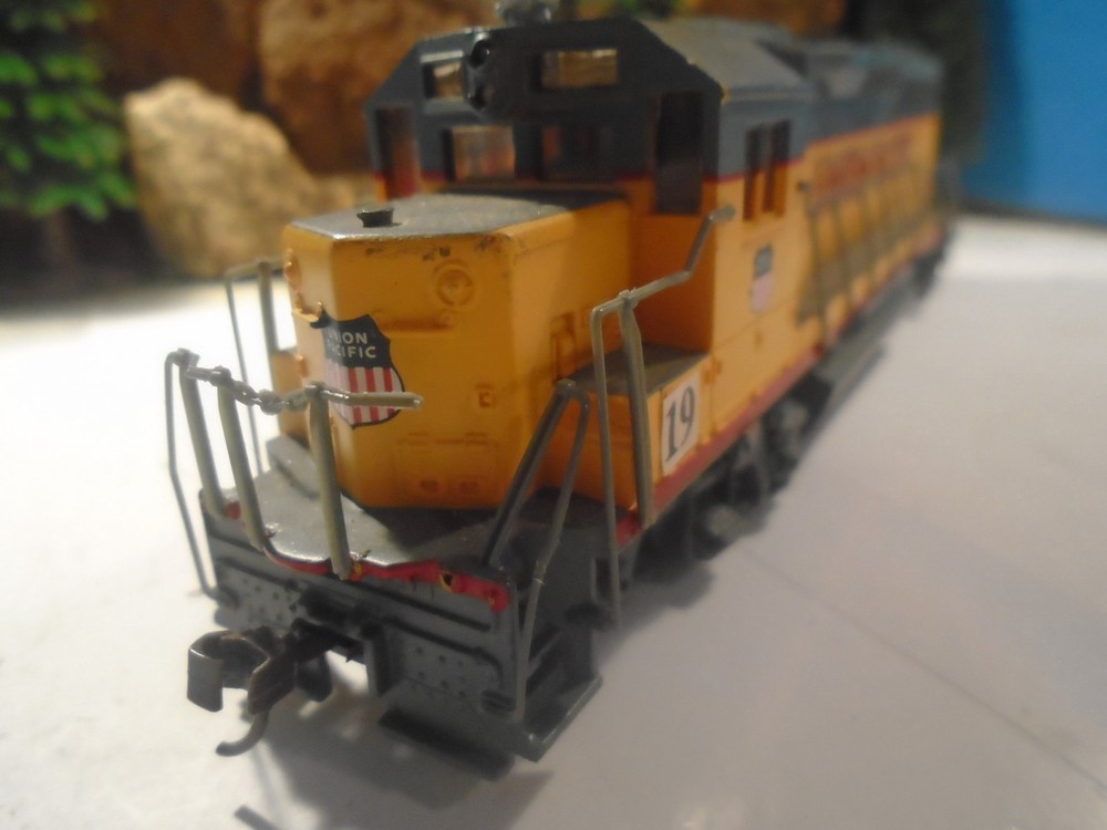 BACHMANN HO SCALE UNION PACIFIC GP 40 DIESEL LOCOMOTIVE DCC ON BOARD 5-202-3-5