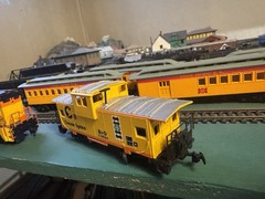 Bachmann8x8 HO Chessie System Diesel Engine#8256 + B&o 3966 Caboose