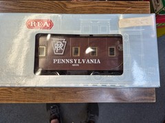 REA 42104 G SCALE 1:29 PENNSYLVANIA LONG STEEL CABOOSE LIGHTED BOXED PRE OWNED