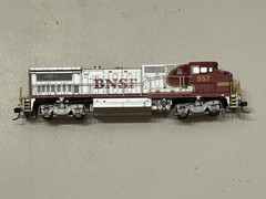N Scale Atlas 48811 BNSF “Warbonnet” GE Dash 8-40BW Diesel #557 – DCC Ready