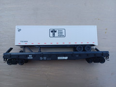 Walthers HO Trainline Norfolk Southern 50′ Flatcar w/Totem Ocean Intermodal NS
