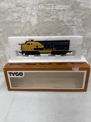 TYCO HO Scale Santa Fe Diesel Locomotive 4015 with Operating Headlight Untested