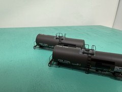Atlas N – 17,600 Tank Car – No Trucks/ Package – VTGX North America Set Of 2