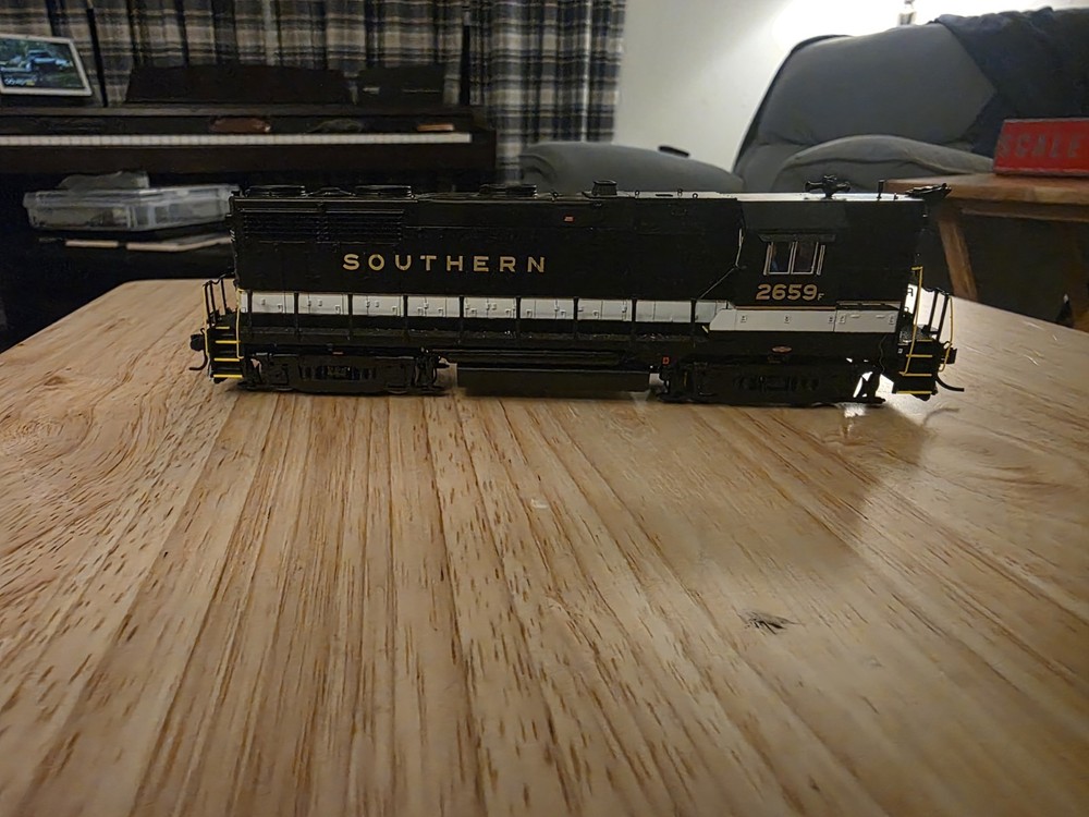 Broadway Limited Imports HO Scale Southern GP35 Paragon4 Sound Decoder Equipped