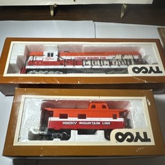 TYCO HO – SD24 Diesel Locomotive & Caboose Set – Rocky Mountain Line