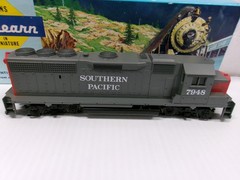 ATHEARN # 4707~ SOUTHERN PACIFIC GP-40-2 POWERED LOCOMOTIVE # 7948~ HO SCALE