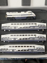 HO Scale Athearn Metrolink DCC F59phi & 3 Bombardier Coaches