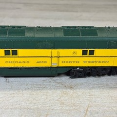 HO Scale Chicago North Western E7 Diesel Locomotive #5008-A Yellow Green