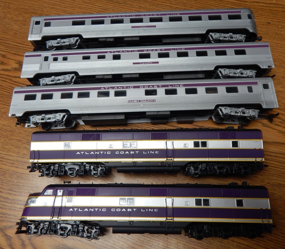 LIFE LIKE ACL A,B DIESEL ENGINE & 3 RIVAROSSI PASSENGER CARS NO BOX RUNS LQQK