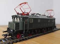 Roco 43876 HO gauge DB BR E17 electric locomotive in green livery