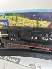 Athearn 4328 HO Southern Pacific RR Trainmaster DUMMY LOCOMOTIVE Black Widow NIB