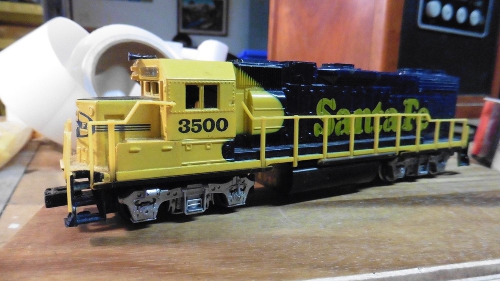 N Scare Life Like Sante Fe #3500 Locomotive 2056 Made in Hong Kong