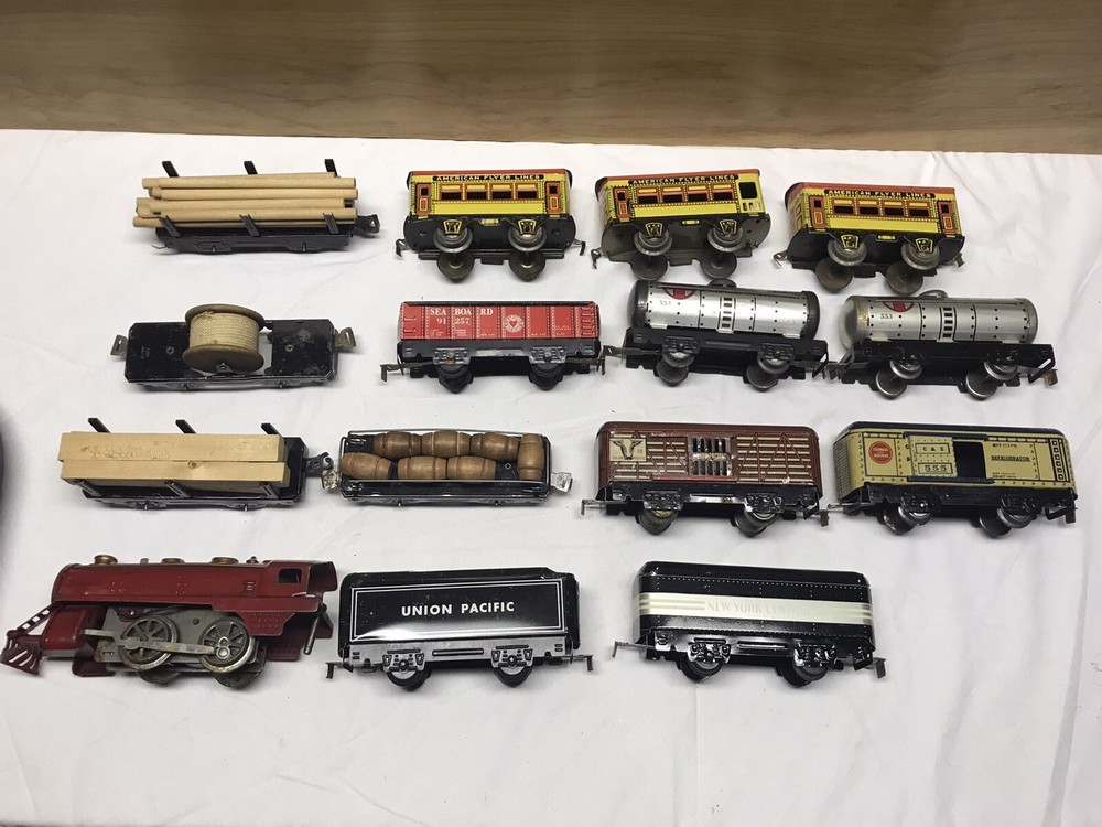 American Flyer train Set wind up locomotive and 14 train cars