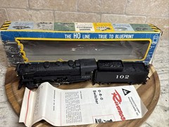 AHM / Rivarossi HO Santa Fe 0-8-0 USRA Switcher Locomotive #102 & Coal Tender