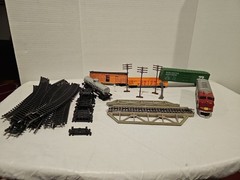 Ho Scale Santa Fe Diesel Locomotive & 4 Other Cars , Misc Tracks & Accessories