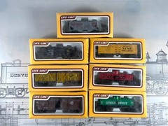 Life-Like HO train cars in original boxes 7pcs — plus Atlas Station Platform
