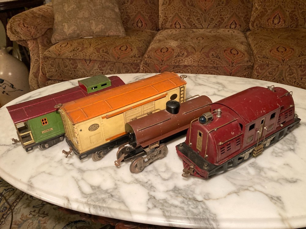 1920s Prewar Lionel 380 Train Engine with Freight Train Cars 15 tanker & 214,517