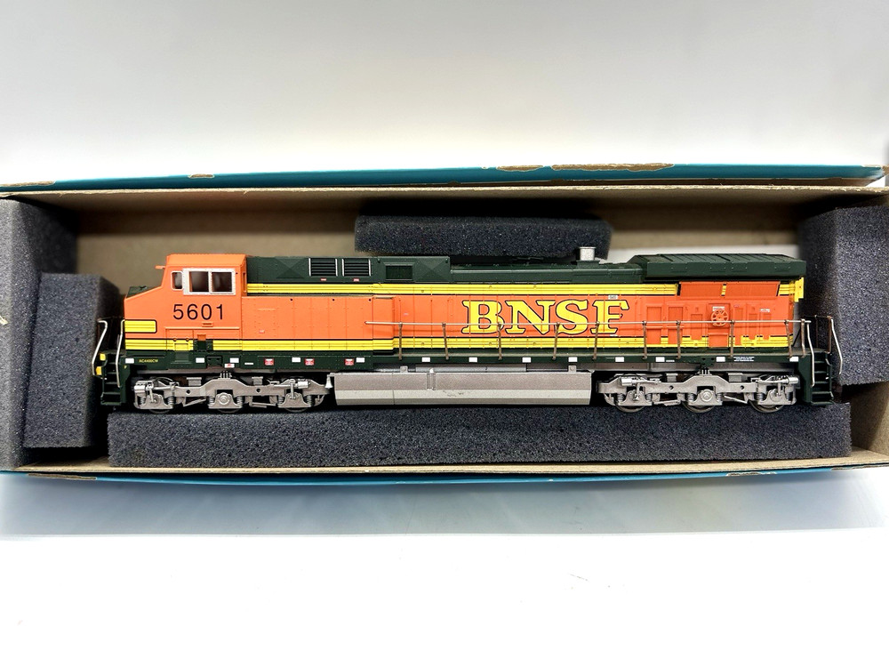 Athearn HO Scale – AC4400 POWERED – BNSF HERTIAGE #2 – #5601 Runs perfectly
