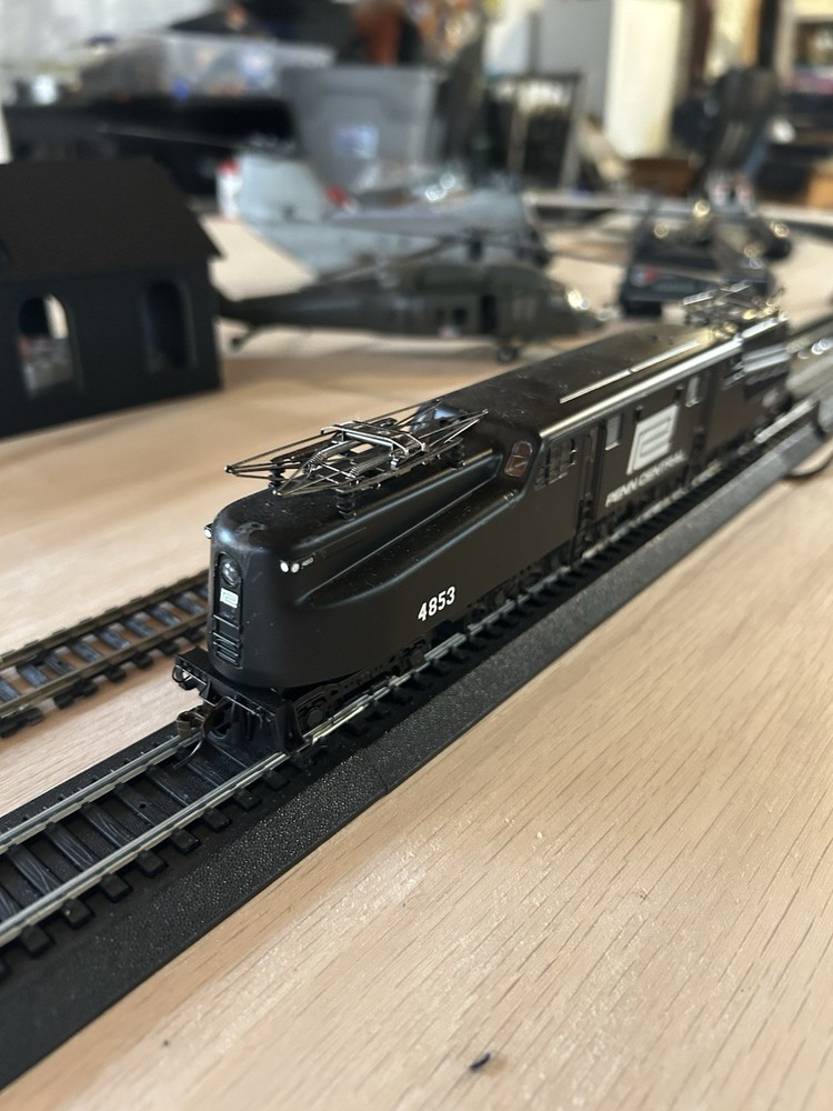 HO Penn Central Electric Locomotive #4853 2-Rail Black w/ Pantograph