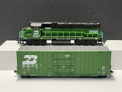 Burlington Northern • HO • GP38 Locomotive 2098 & 932-7101 Cube Boxcar BN 287272