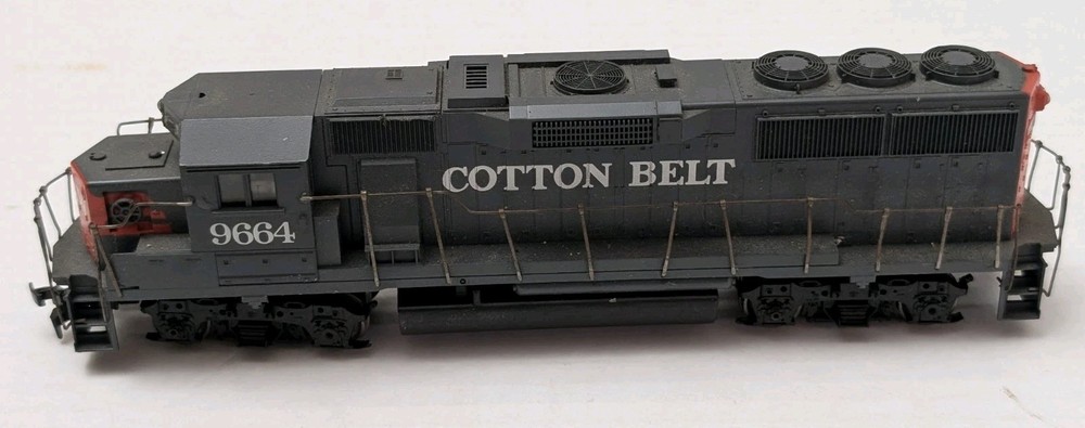 HO Scale Athearn 4761 SSW Cotton Belt GP60 Diesel Locomotive #9664 READ